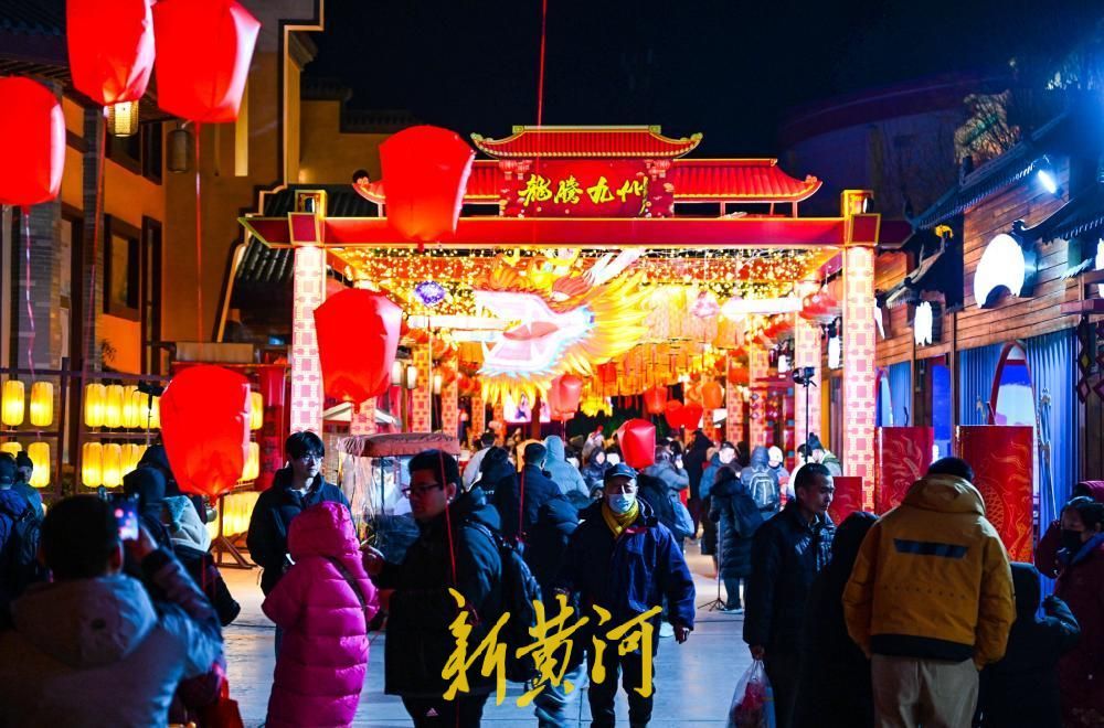 新春灯会国潮市集引游人，沉浸体验传统年味