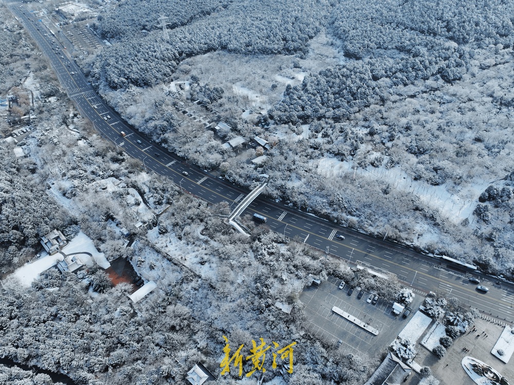 雪后千佛山银装素裹，宛如童话世界