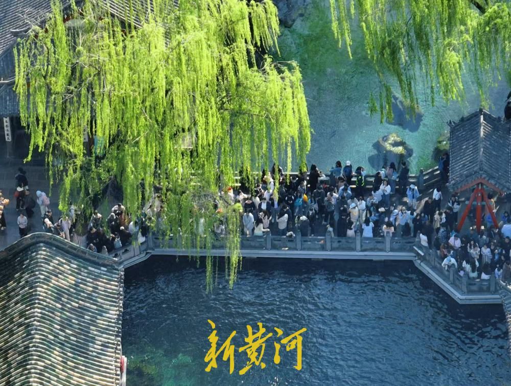 清明假期“泉水游”持续火热 济南趵突泉景区人潮涌动