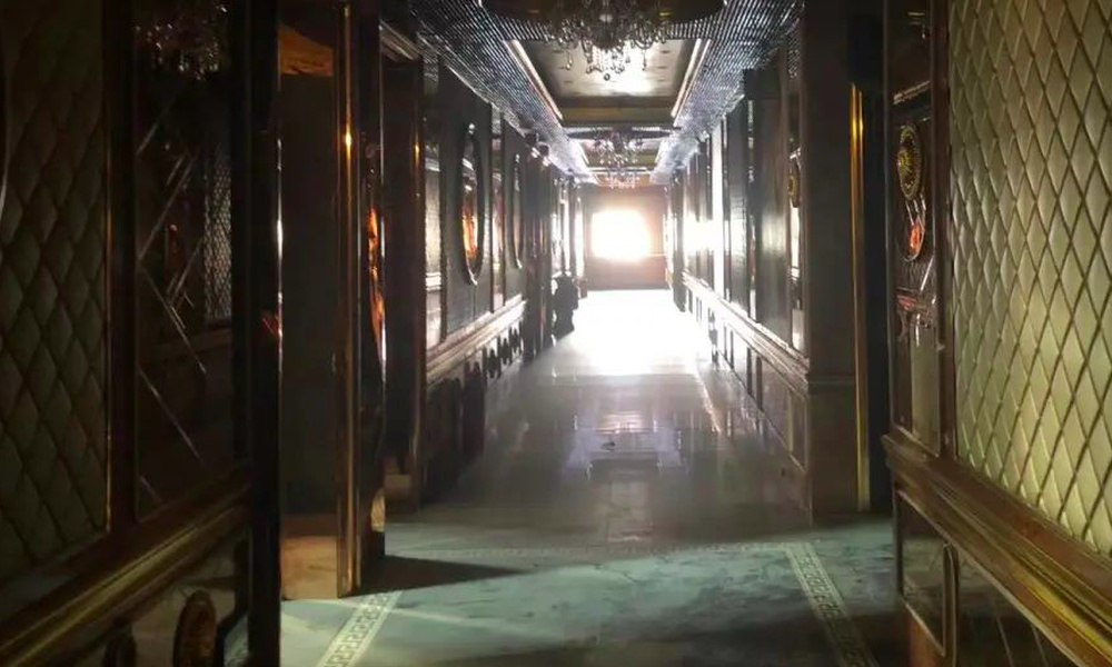 行李箱藏尸案被告人被提起公诉，被告人与被害人是上下级