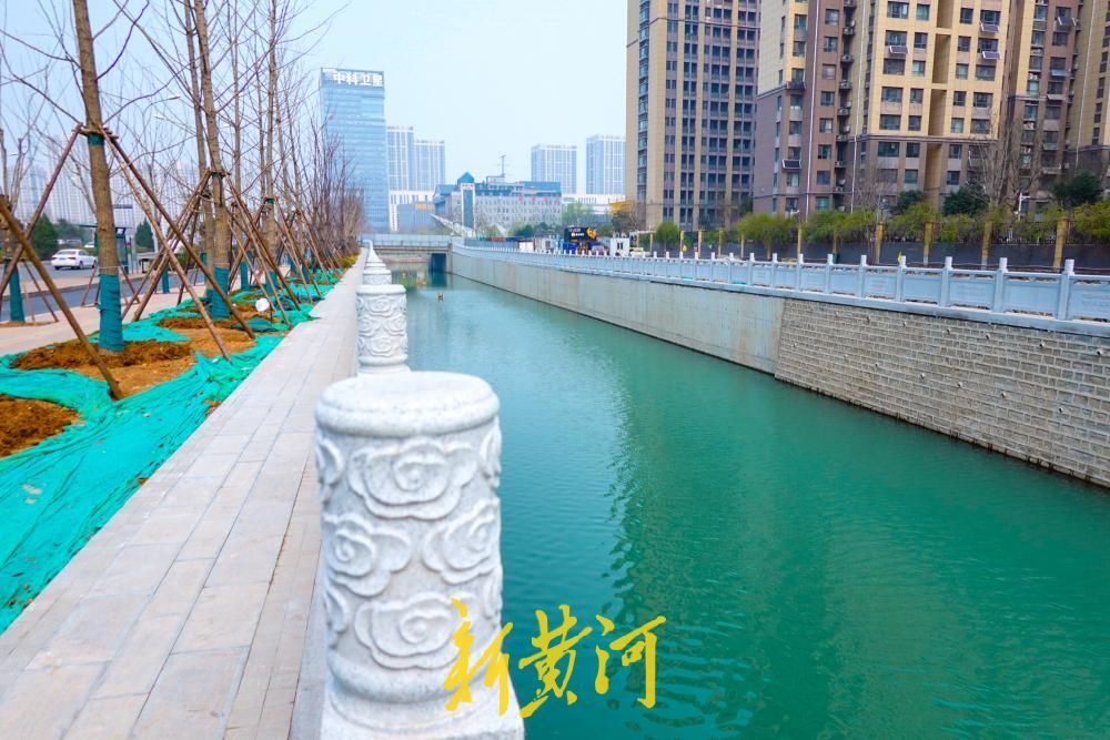 济南东泺河变身“诗词长廊”，二安文化刻上护栏