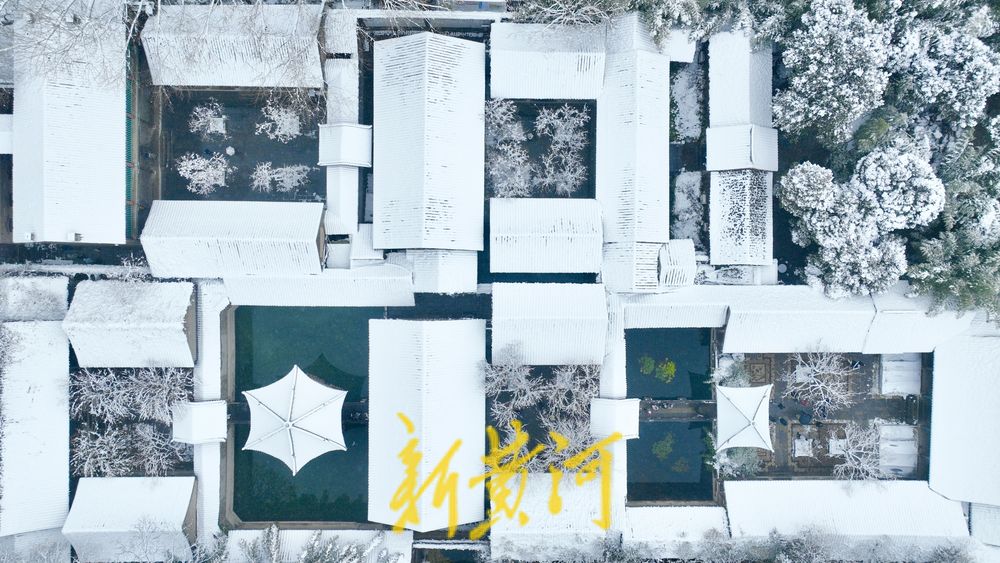 泉涌雾漫雪覆亭，雪后趵突泉诗意浓