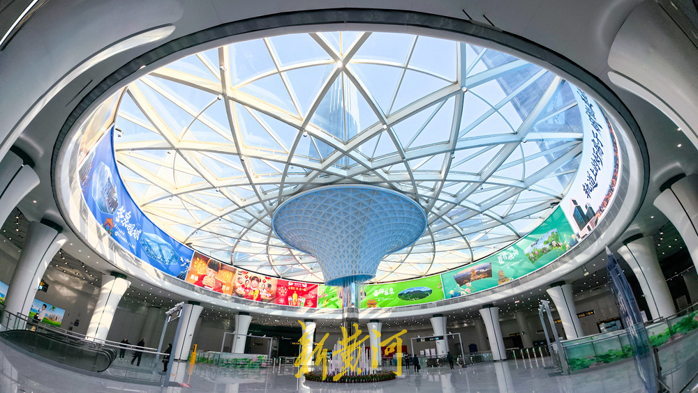 济南地铁6号线阳光大厅成网红打卡点  流线型天花板勾勒泉水流动形态