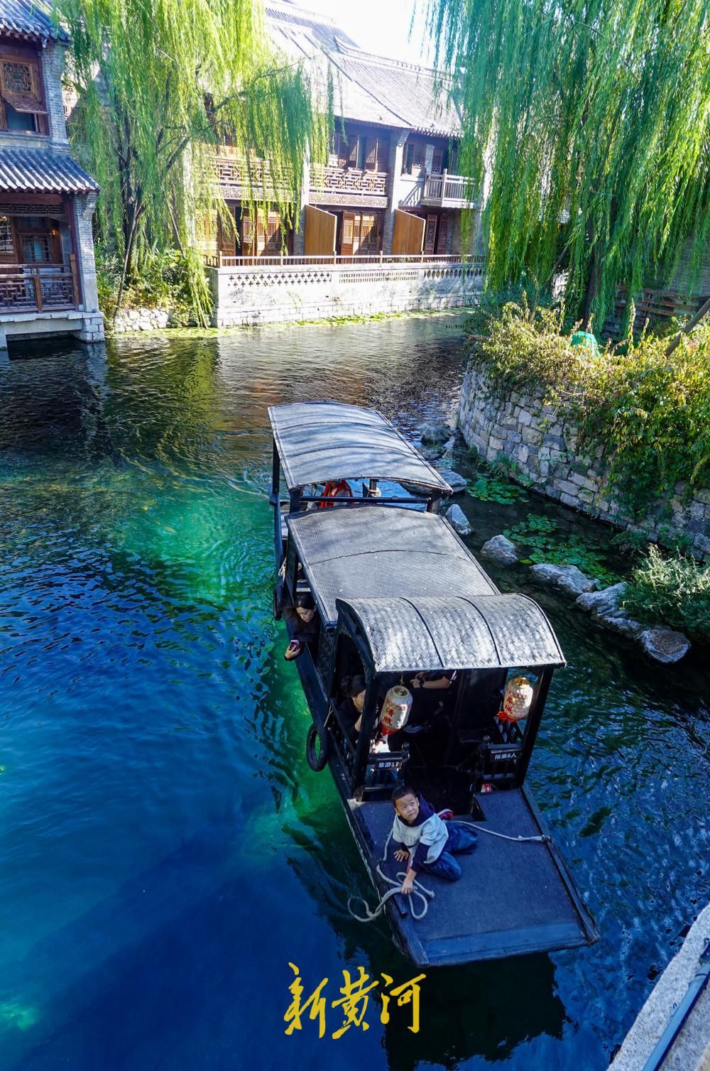 船在画中游！明水古城摇橹船成国庆假日流动风景线