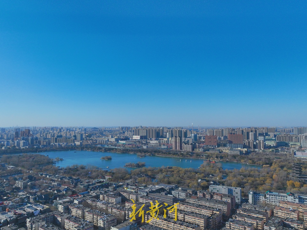 初春一片“泉城蓝” 大明湖水天一色美如画