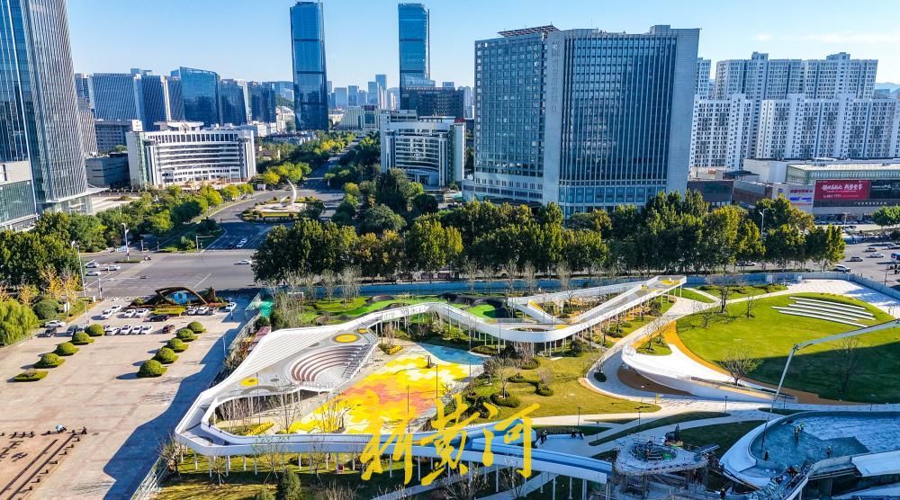 济南国际会展中心广场西侧改造初具规模，篮球场、自行车道、栈道亮相