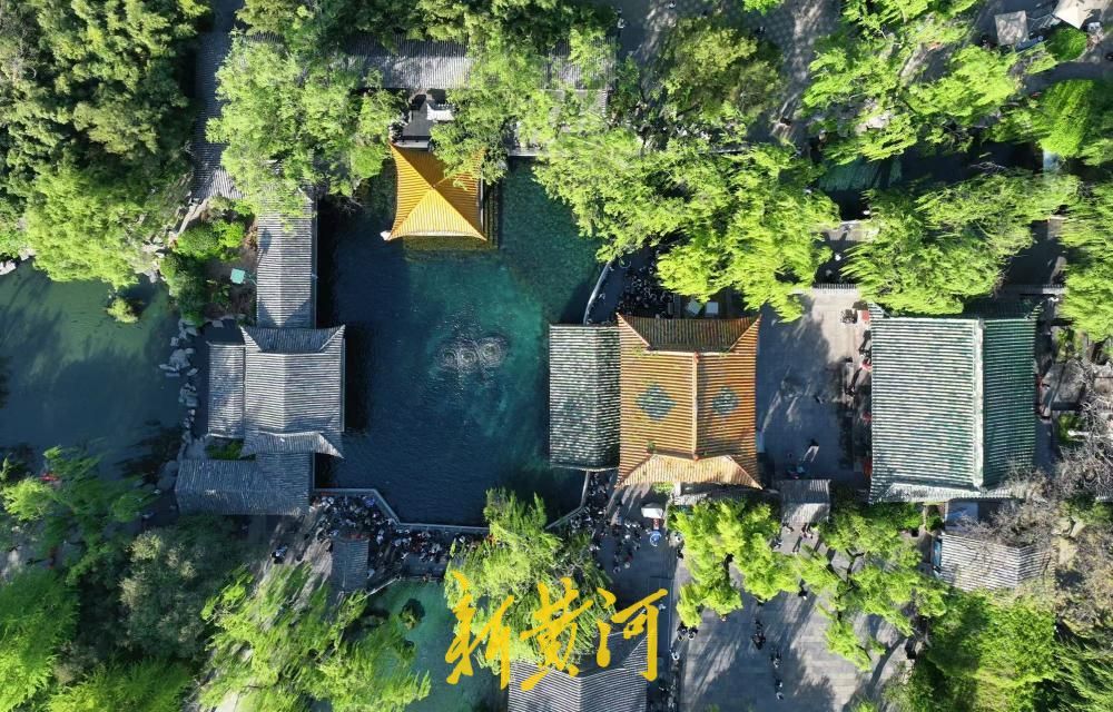 清明假期“泉水游”持续火热 济南趵突泉景区人潮涌动