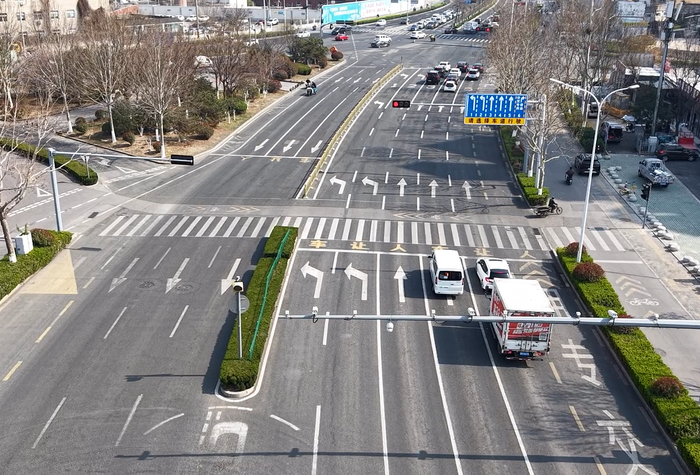 实探济南“五路交叉”路口：告别昔日乱象，路口通行效率提升12.7%