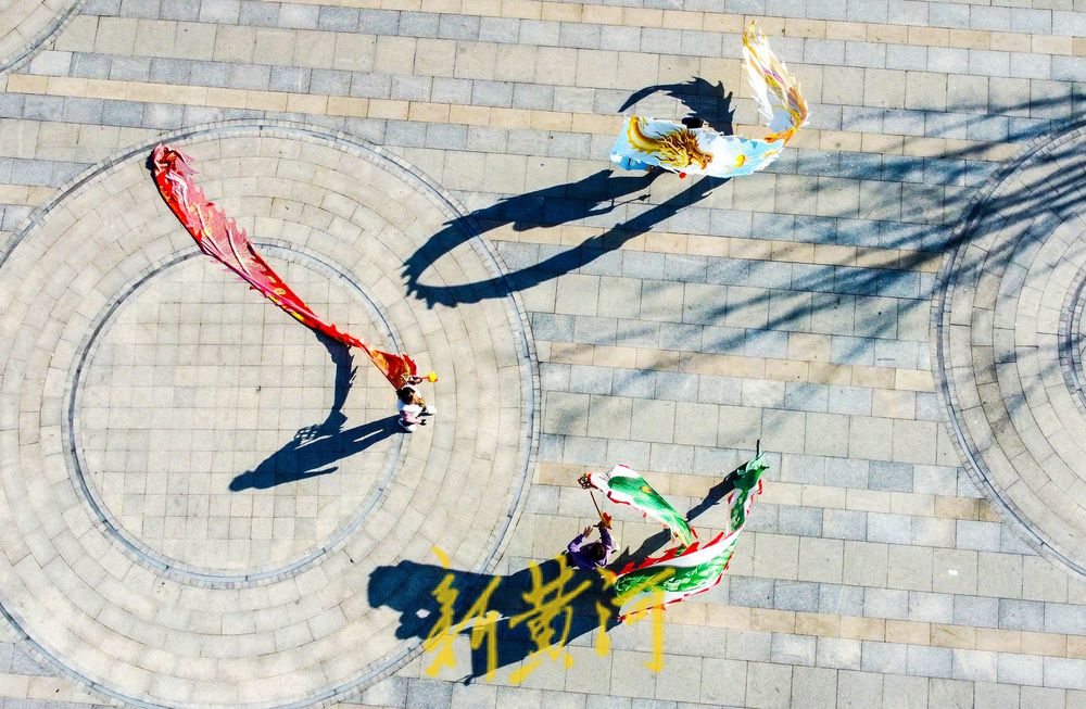 寒潮远去泉城气温回升 云锦湖一池碧水映蓝天