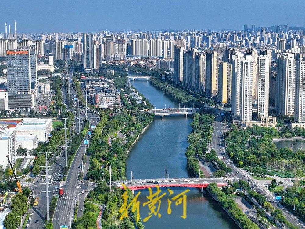 初秋时节，小清河景观带郁郁葱葱宛若盛夏