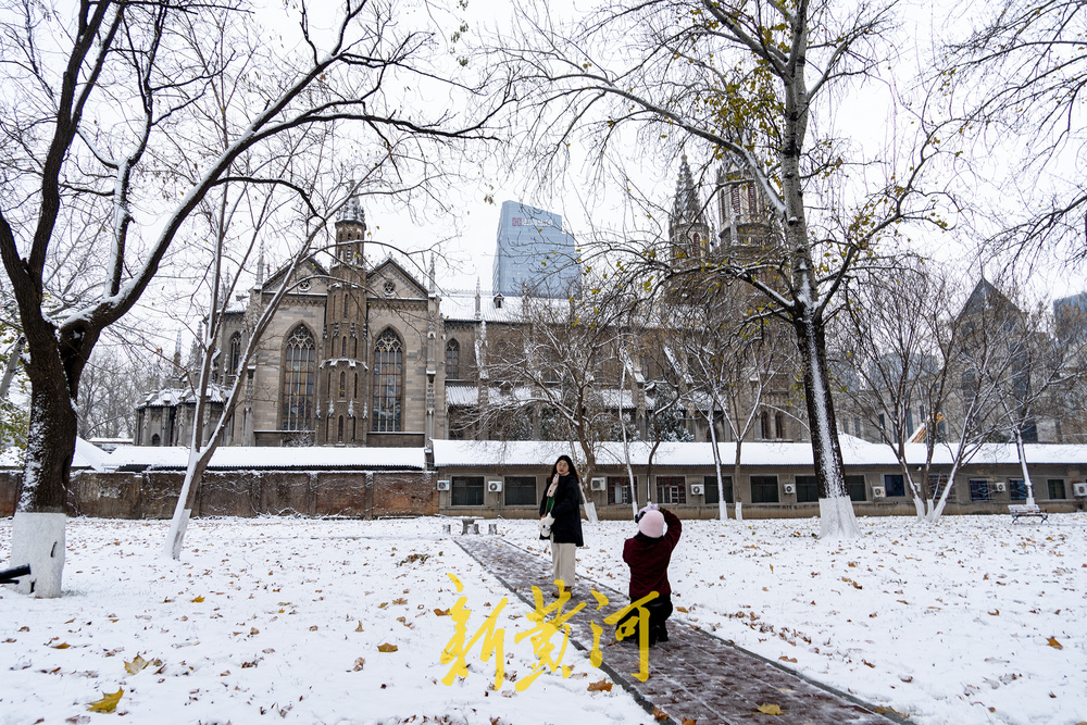 雪后的济南洪家楼教堂似童话世界里的冰雪城堡