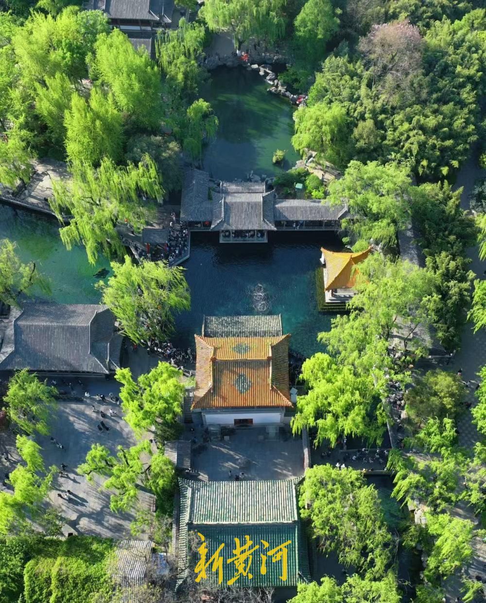 清明假期“泉水游”持续火热 济南趵突泉景区人潮涌动