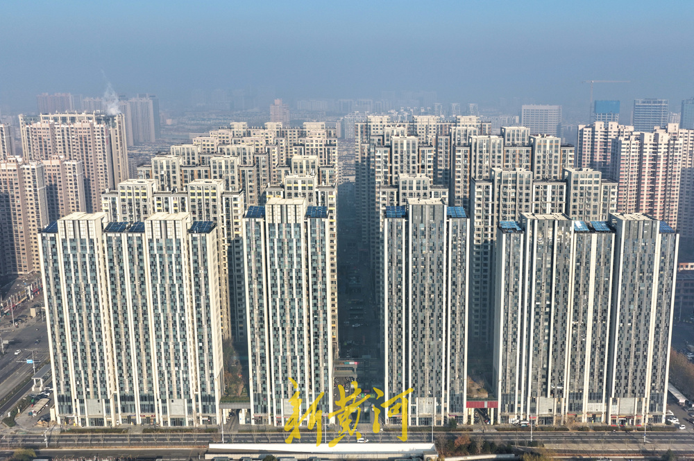 济南今晨大雾锁城 半晌浓雾渐散城市重现真容