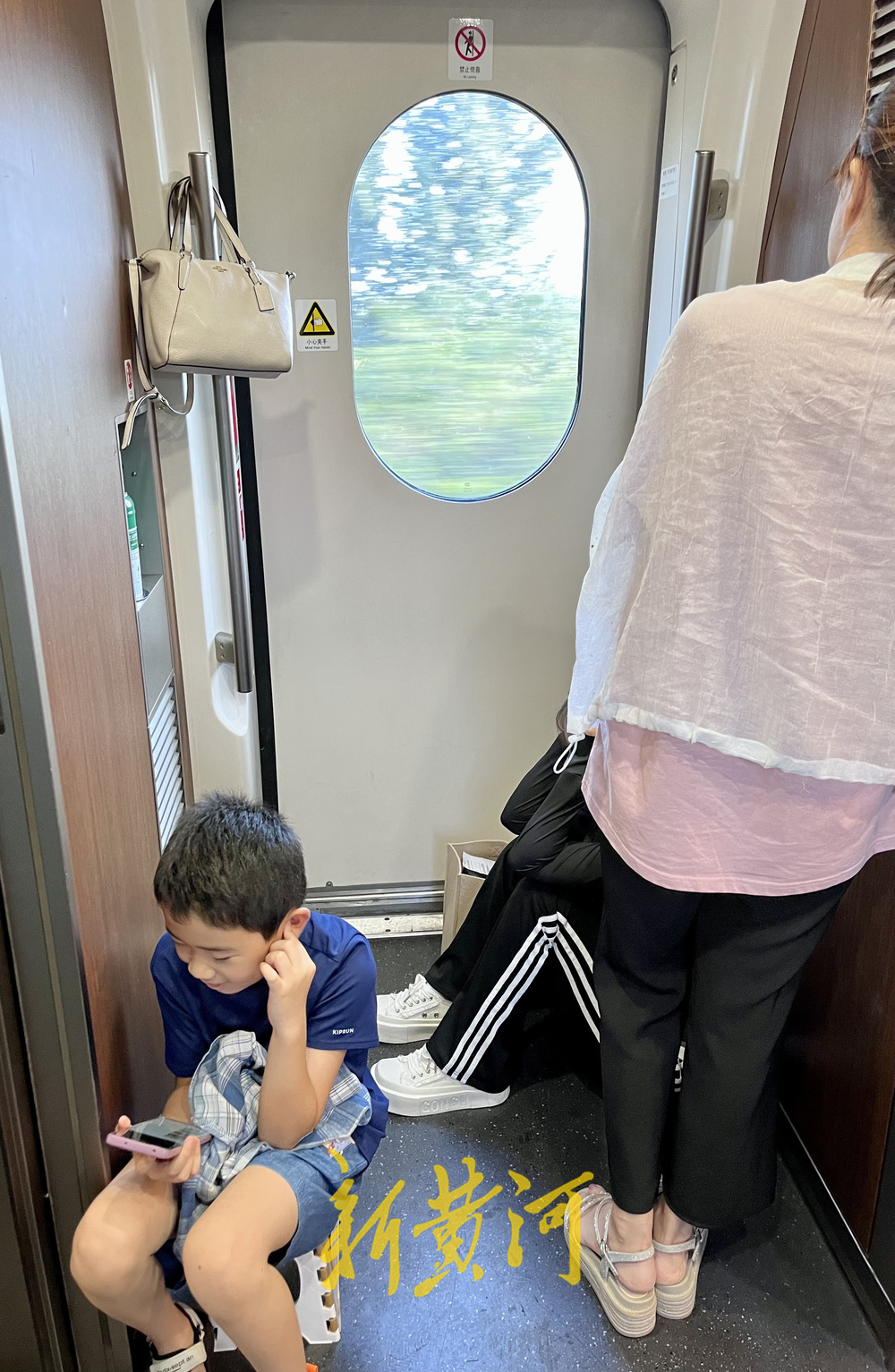 暑运客流高位运行，高铁车厢内挤满无座乘客