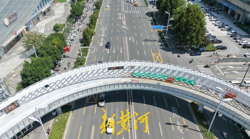 “新月”空中飞架，济南工业南路新增过街天桥初具规模