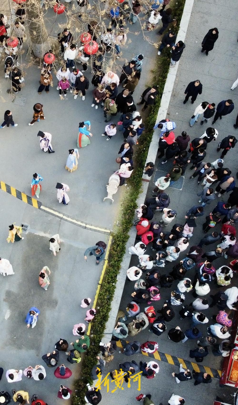 百年上新街迎来新春旅游热，游客漫步老街寻味古韵