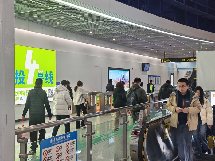 节后首个工作日，“地下经十路”迎来又一次“早高峰大考”，客流如潮秩序井然