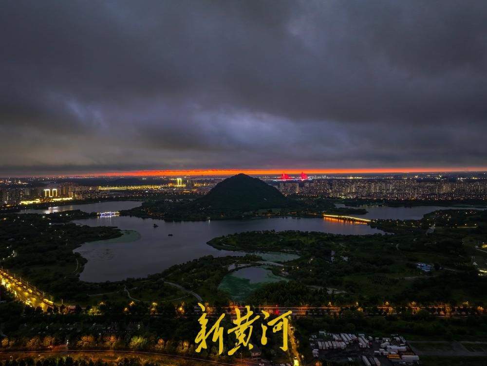 雨歇云破！济南雨后惊现“天空裂缝”，火红色霞光浸染山湖