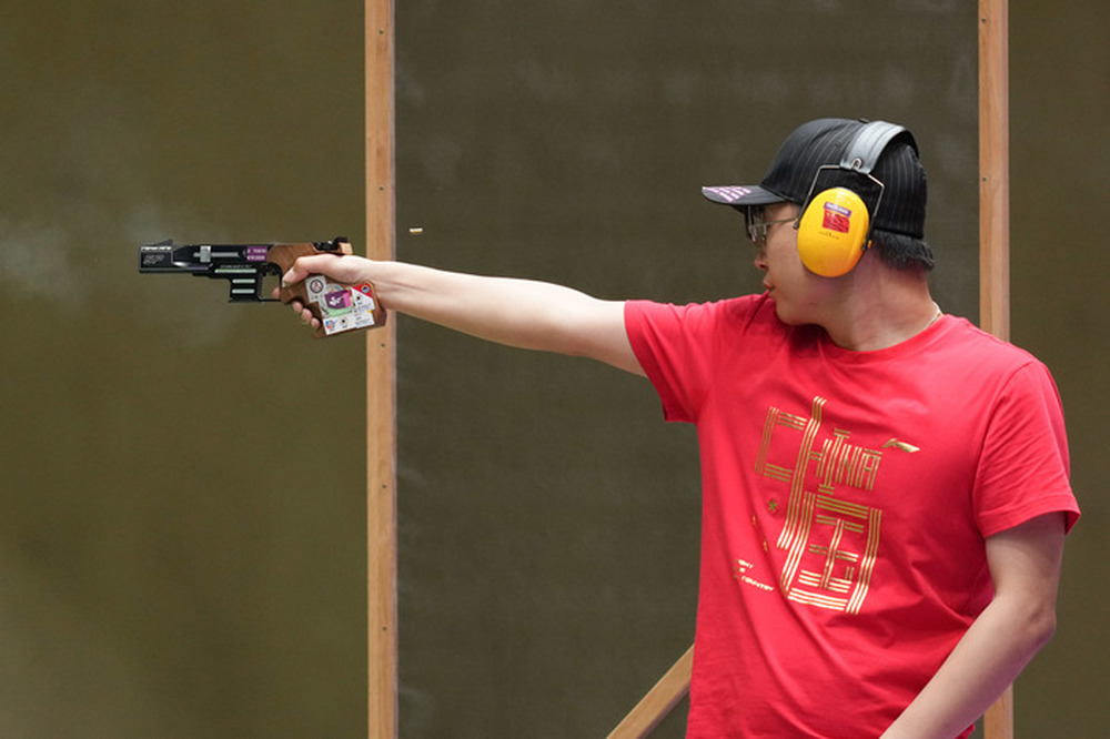 男子25米手枪速射，济南射手李越宏射落铜牌