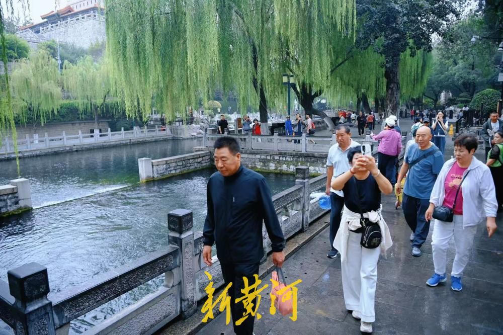 冷空气送秋意，泉城秋景醉游人
