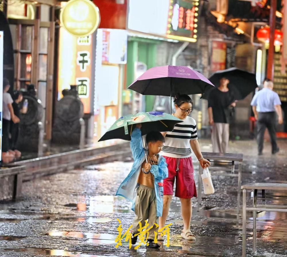 济南雨夜氛围感拉满 游客撑伞逛吃宽厚里