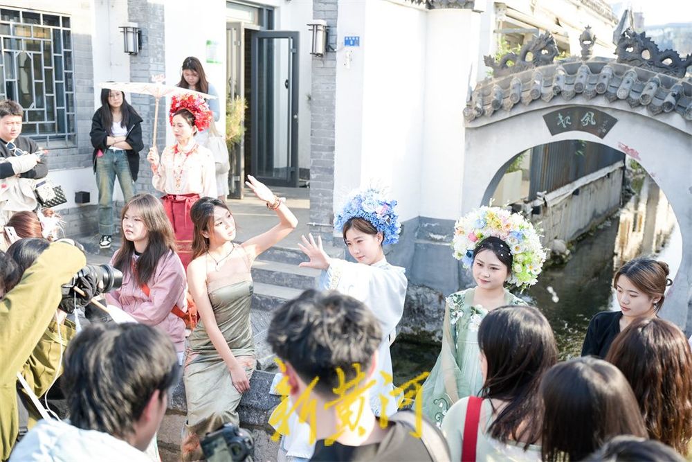 济南这座最短的桥人气持续火爆，簪花姑娘争相拍照体验穿越之美