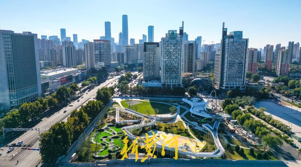 济南国际会展中心广场西侧改造初具规模，篮球场、自行车道、栈道亮相