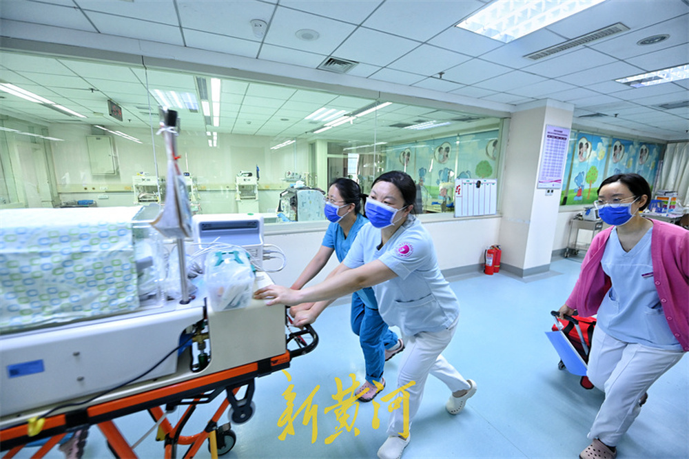 跨年夜，新生儿重症监护室护佑“新生”