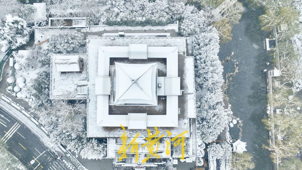 泉城冬雪映碧水，玉柳琼枝入画来