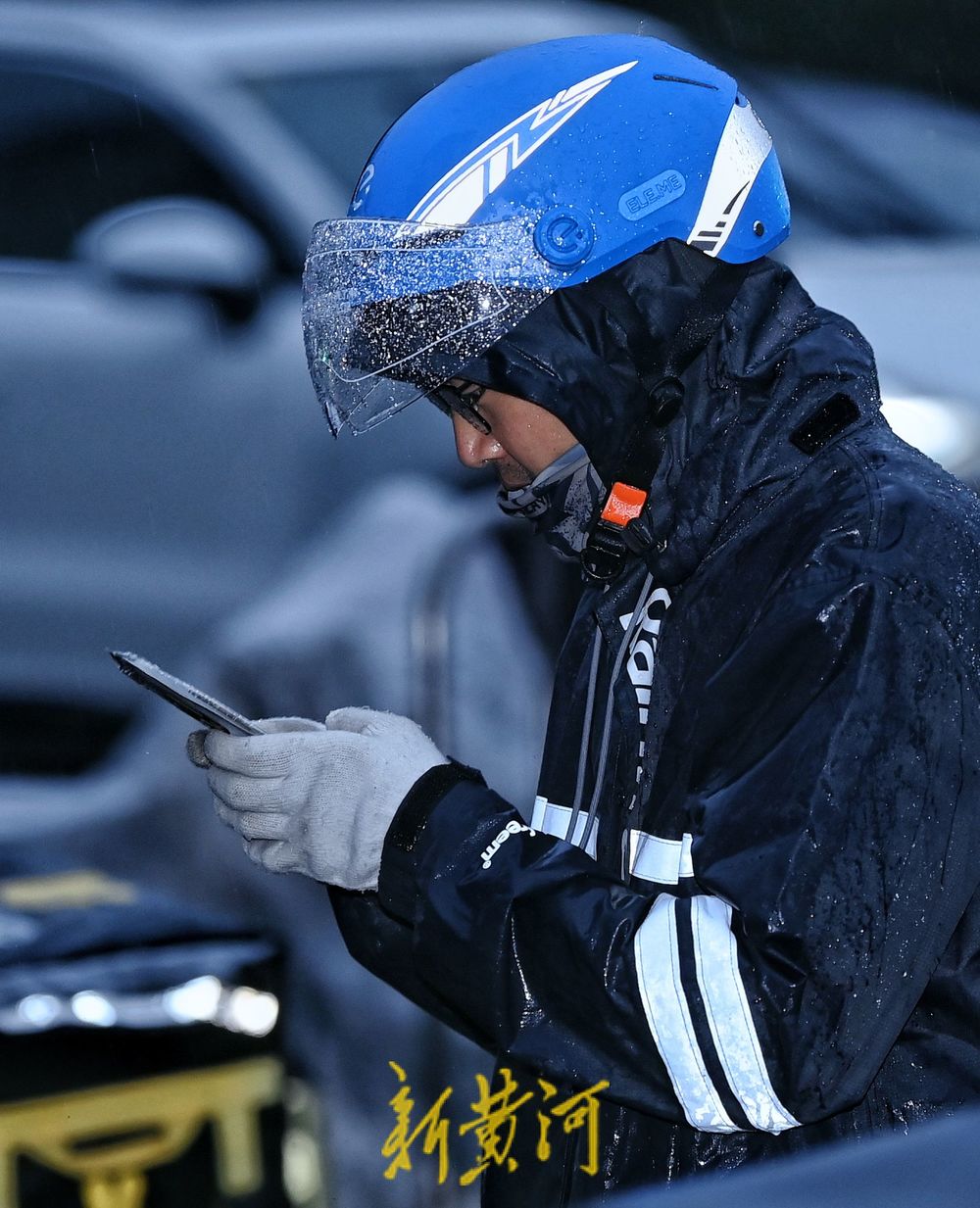 泉城晚高峰迎降雨 外卖小哥街头奔跑送餐不停歇