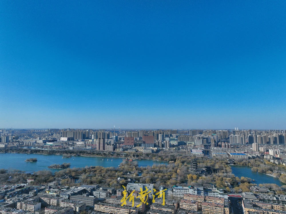 初春一片“泉城蓝” 大明湖水天一色美如画