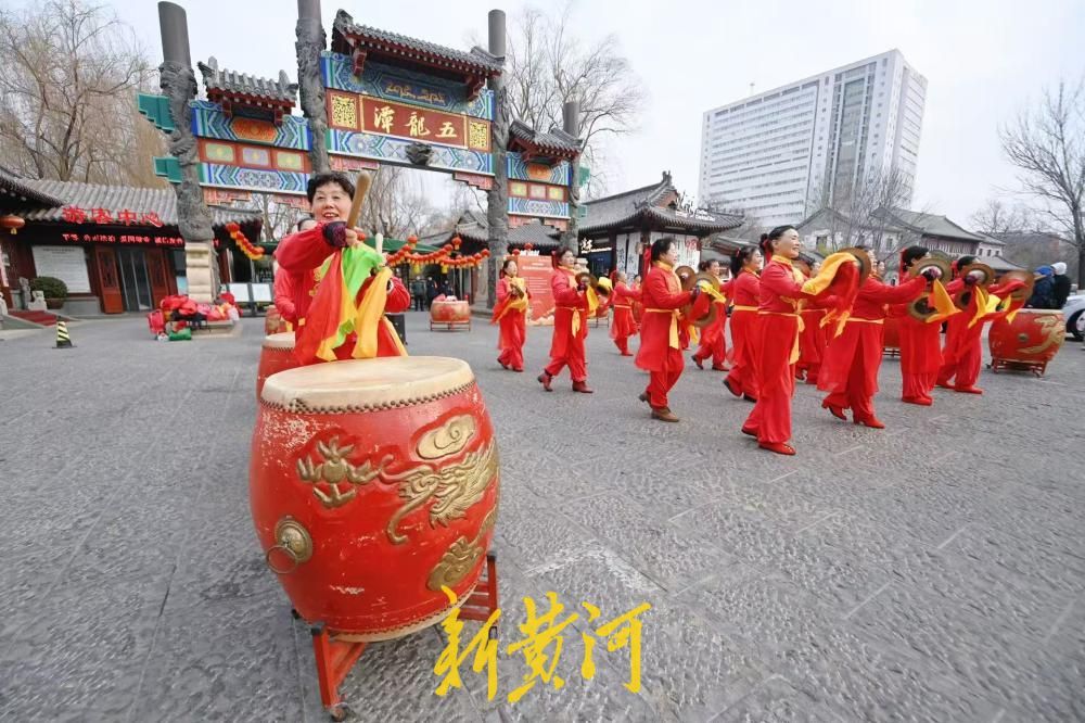 五龙潭泉畔 锣鼓喧天迎新春