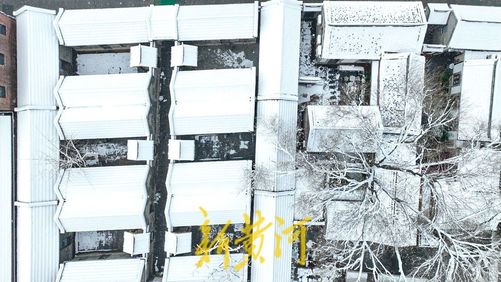 济南百年老街迎初雪 青砖红瓦披银装