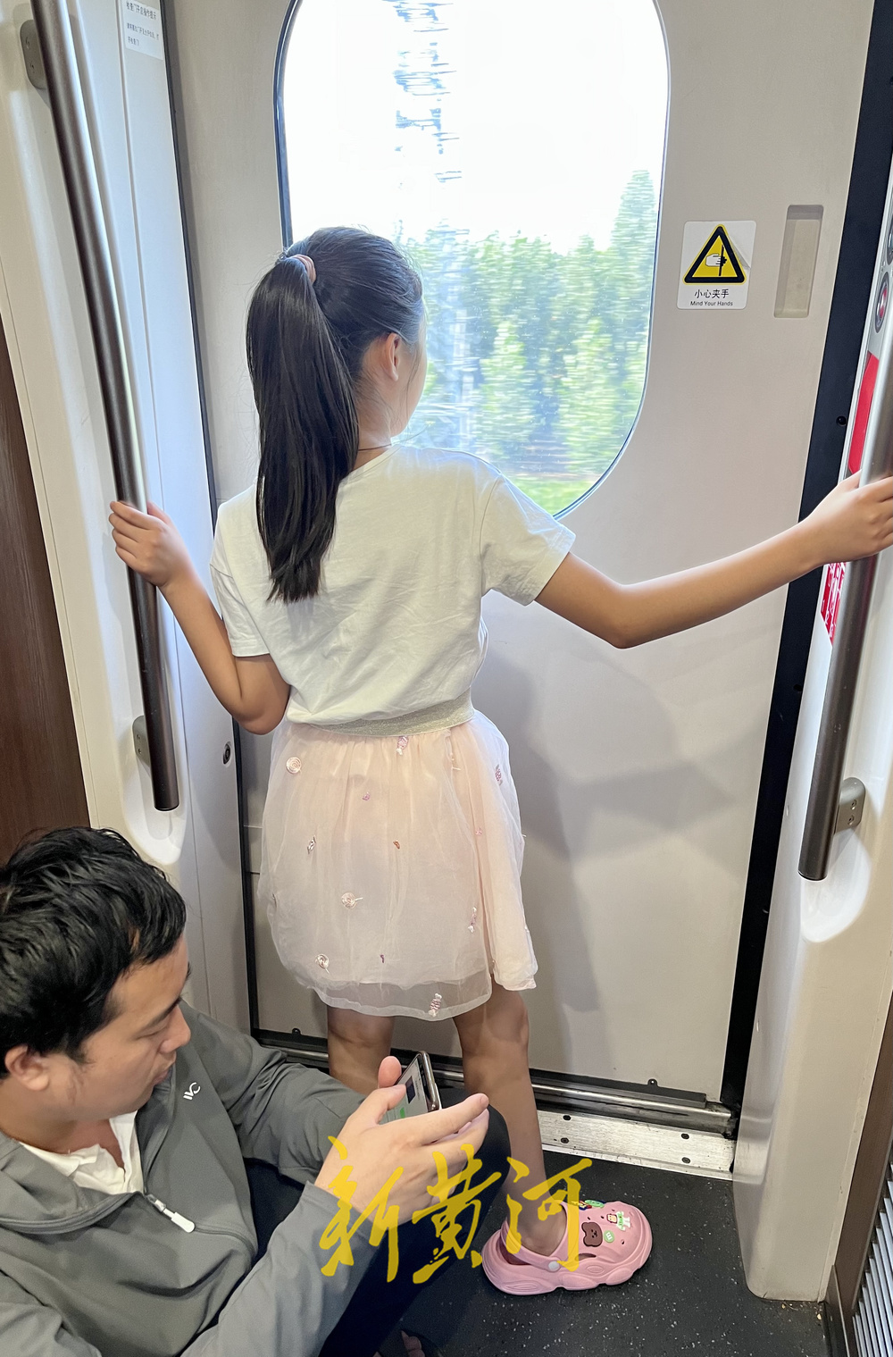 暑运客流高位运行，高铁车厢内挤满无座乘客