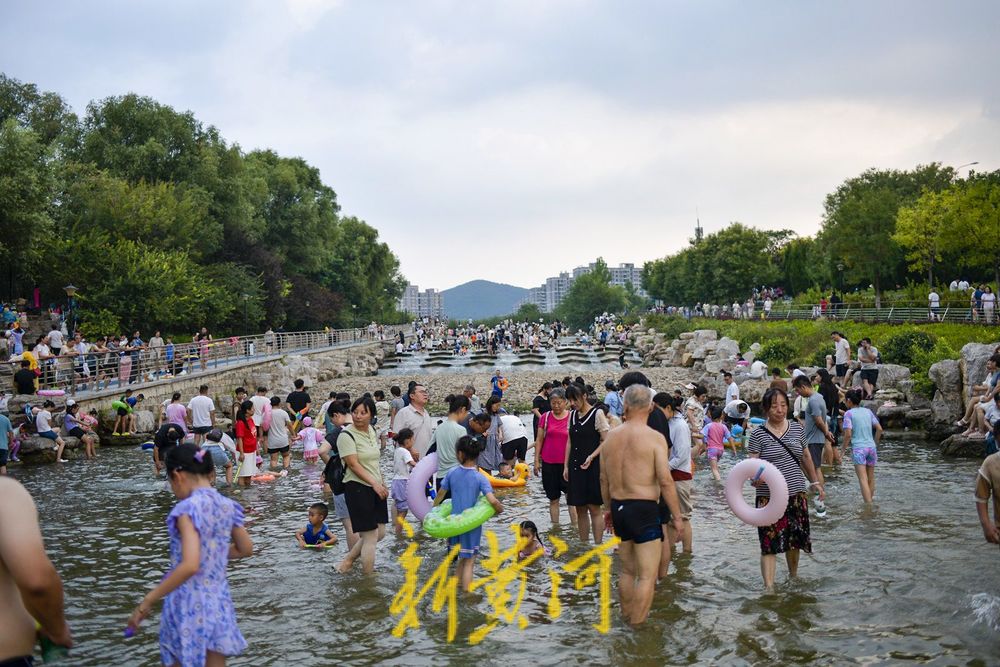 三伏天高温持续 滨水公园里戏水纳凉