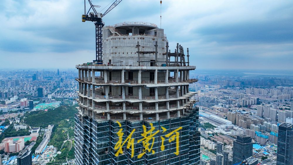 直上云霄！CBD超高层“山”幕墙向顶部冲刺 
