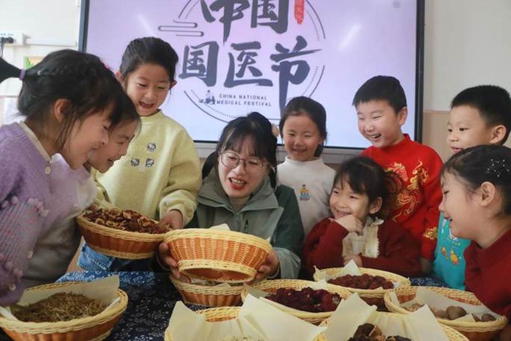 1-2026年3月17日，在山东省高密市机关幼儿园，小朋友在学习识别中草药。（李海涛摄）