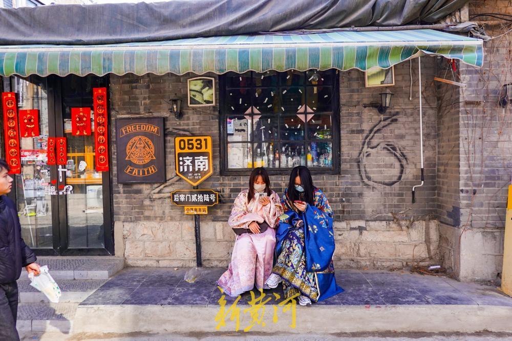 泉城新春汉服热 明代妆造体验火爆需排队