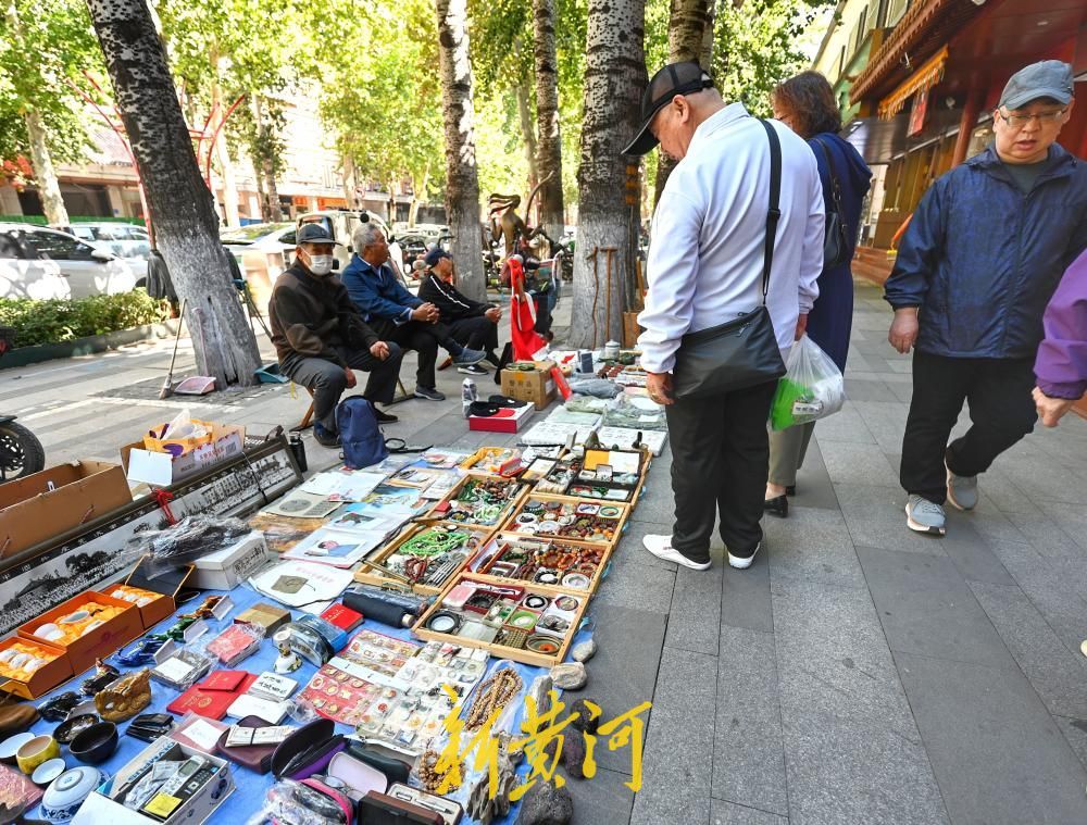 假期余额不足，济南英雄山文化市场热闹依旧