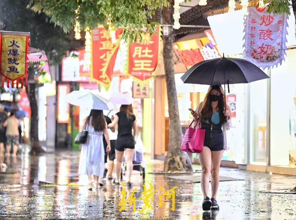 济南雨夜氛围感拉满 游客撑伞逛吃宽厚里