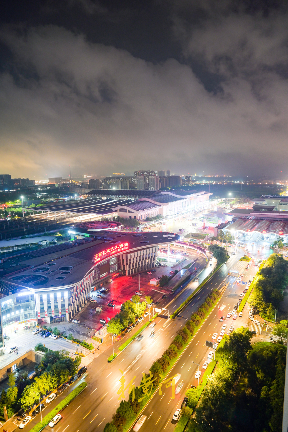 雨后夜晚乌云散白云至，延时摄影看云卷云舒