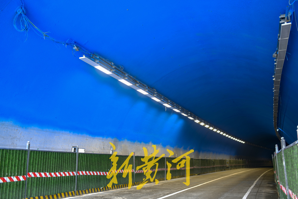 开元隧道多路段加固防漏水 蓝色墙面喷绘逐步推进  