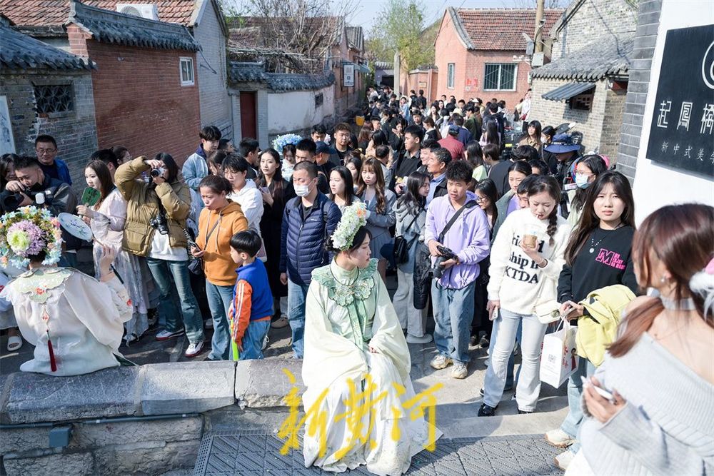 济南这座最短的桥人气持续火爆，簪花姑娘争相拍照体验穿越之美