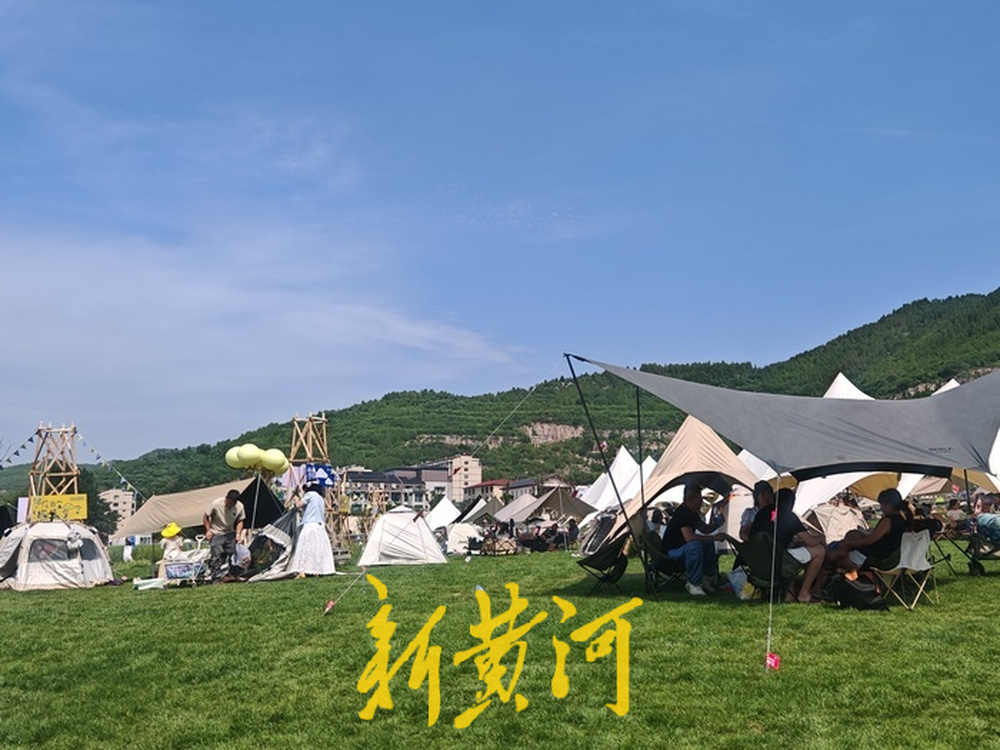 村里的草地，“长”满了市区来的帐篷