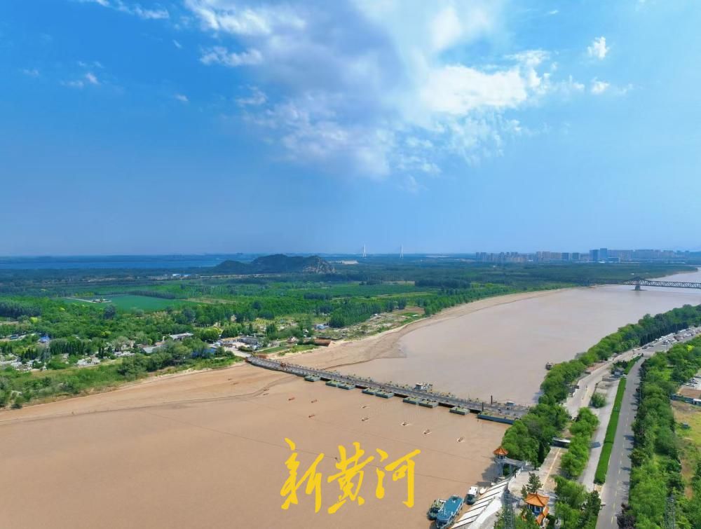大风吹来泉城蓝，济南黄河之畔水天一色美如画