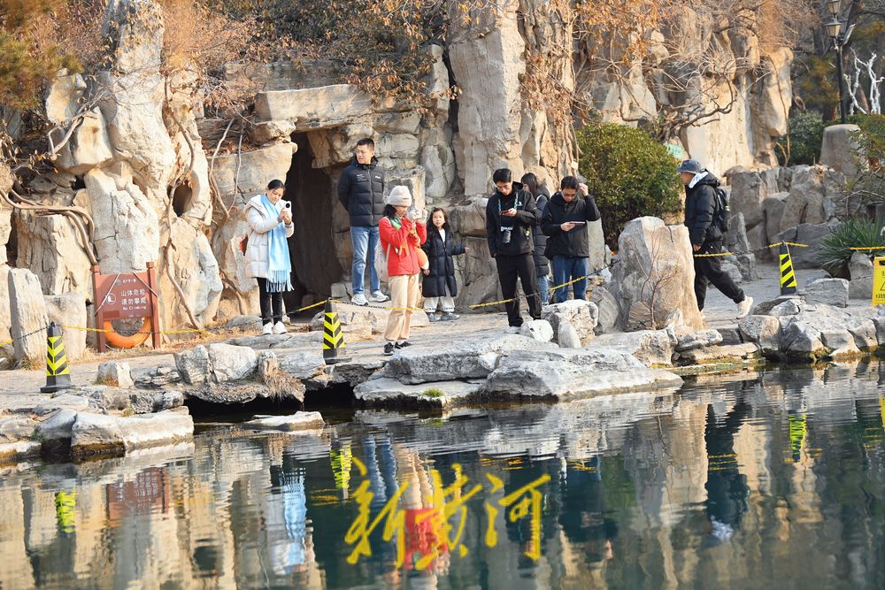 腊月暖如春，济南五龙潭游人如织欢乐多 