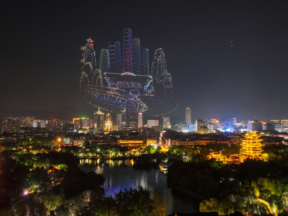 璀璨光影与湖景交融！3000架无人机绘就泉城新画卷