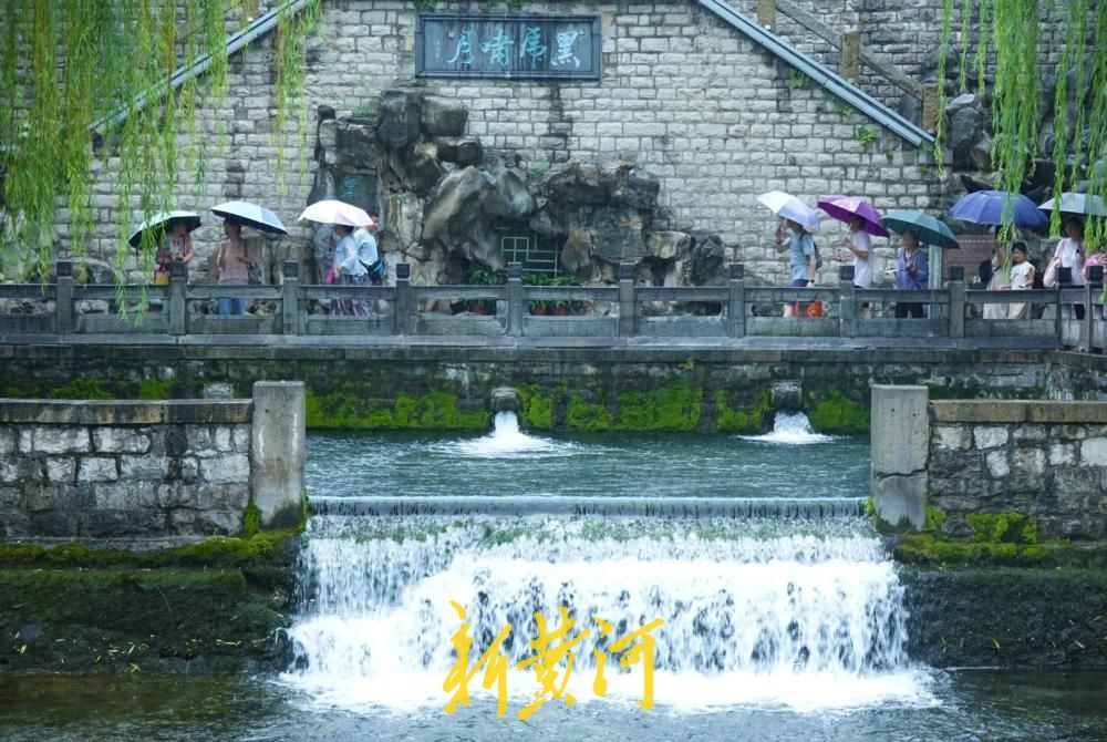 外围云系来袭飘落小雨 济南护城河开闸放水预留泄洪空间