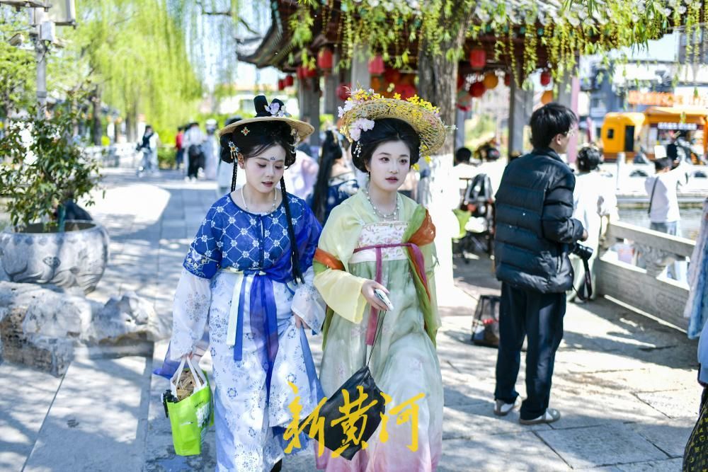 换季上新，明府城汉服游迎来清新国风