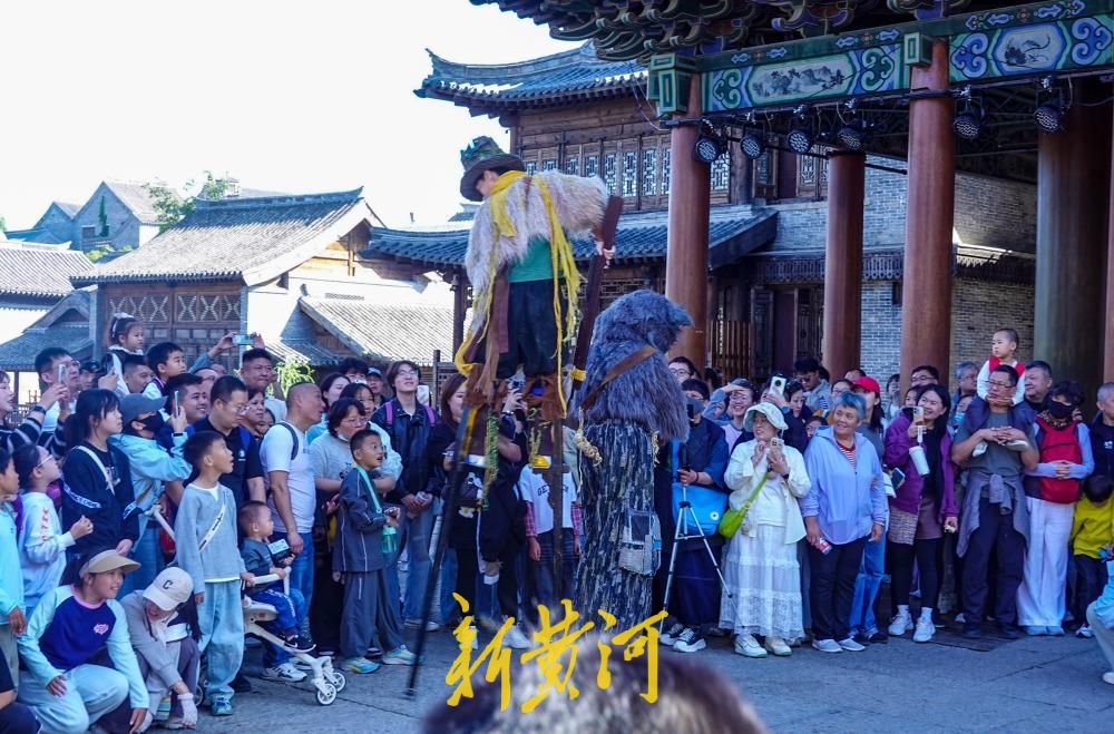 假期过半旅游热度不减，明水古城互动演艺点亮“文化+亲子”游